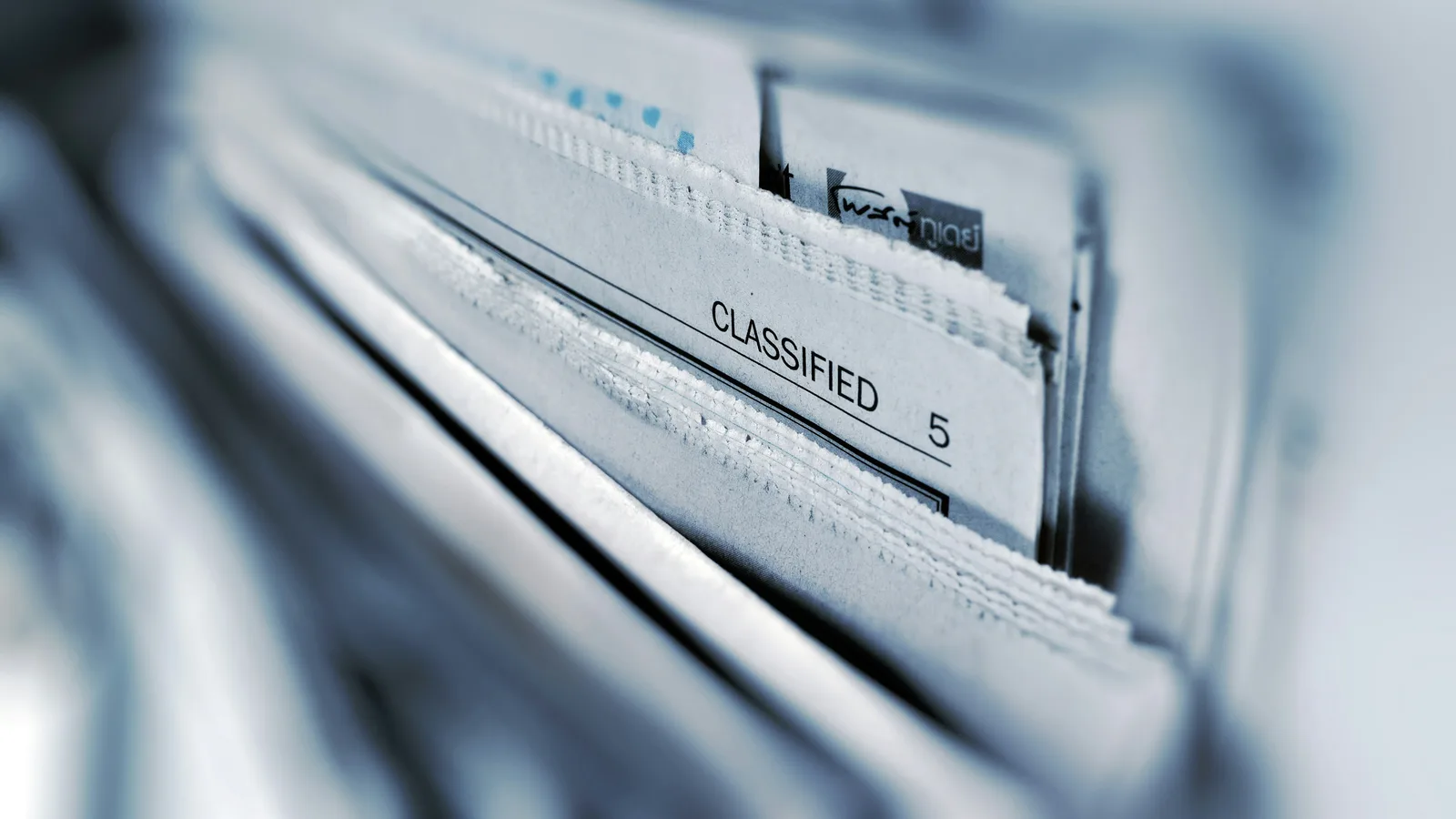 Página de avisos clasificados de un periódico, con las columnas de texto en foco selectivo.