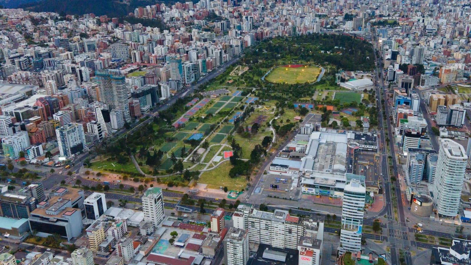 Vista aérea de los edificios de Quito durante el día.